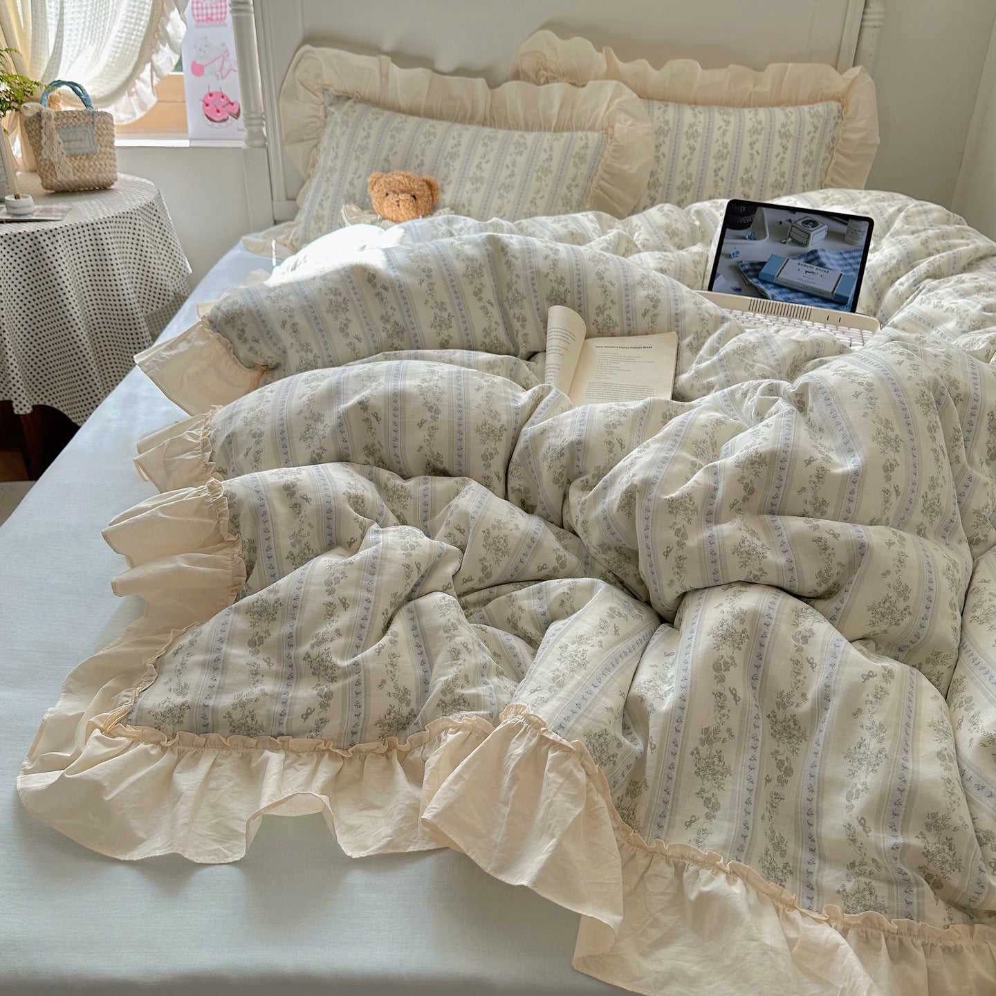 French Floral Cotton Bedding Set with Lace Trim - Four-Piece Double-Layer