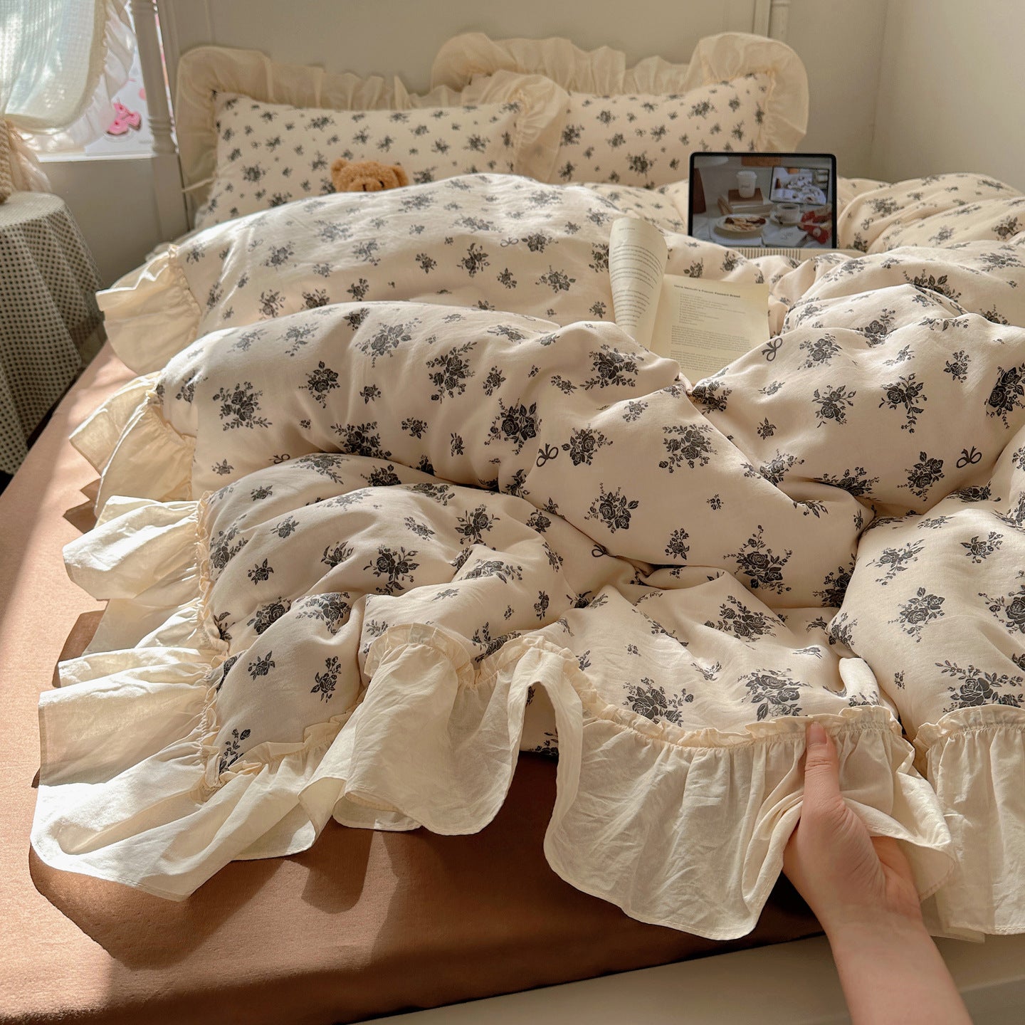 French Floral Cotton Bedding Set with Lace Trim - Four-Piece Double-Layer