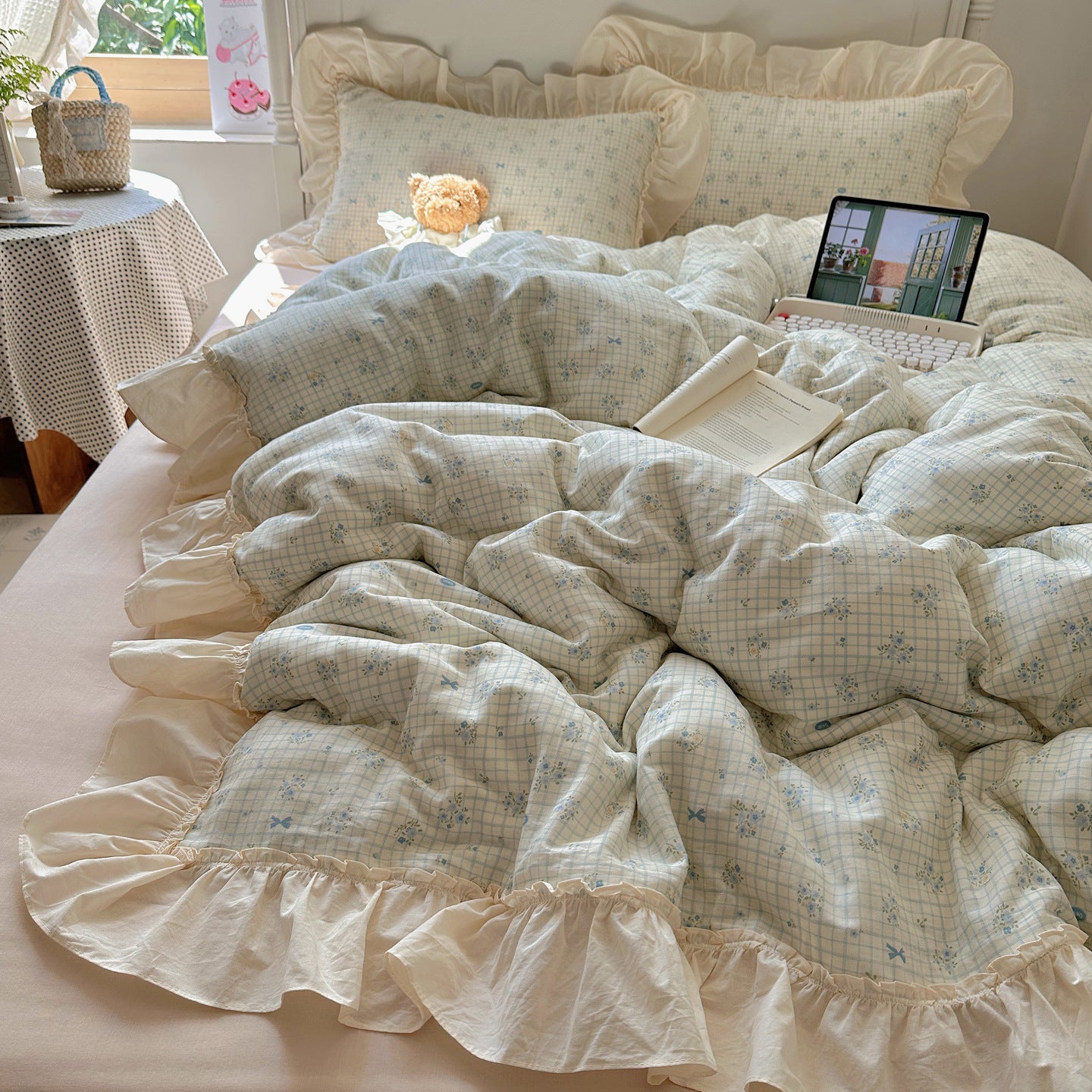 French Floral Cotton Bedding Set with Lace Trim - Four-Piece Double-Layer